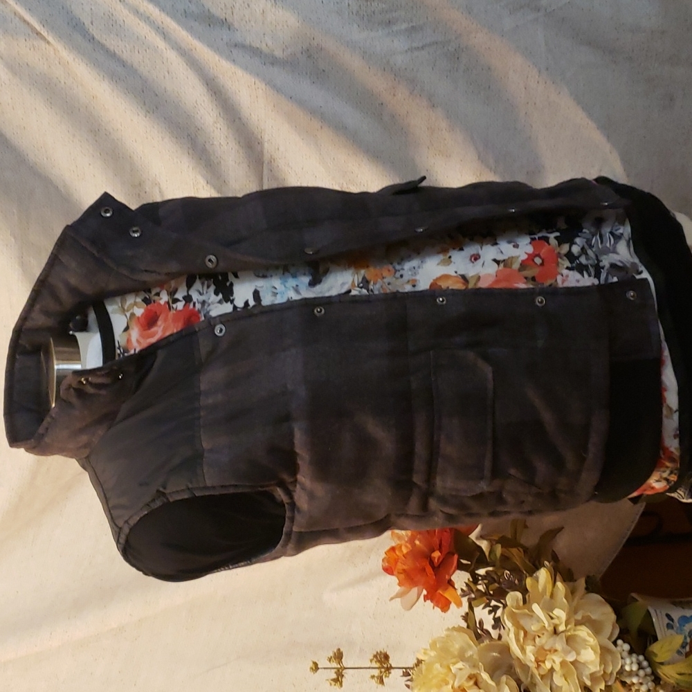 Original deluxe vest size small, fits more like a medium.